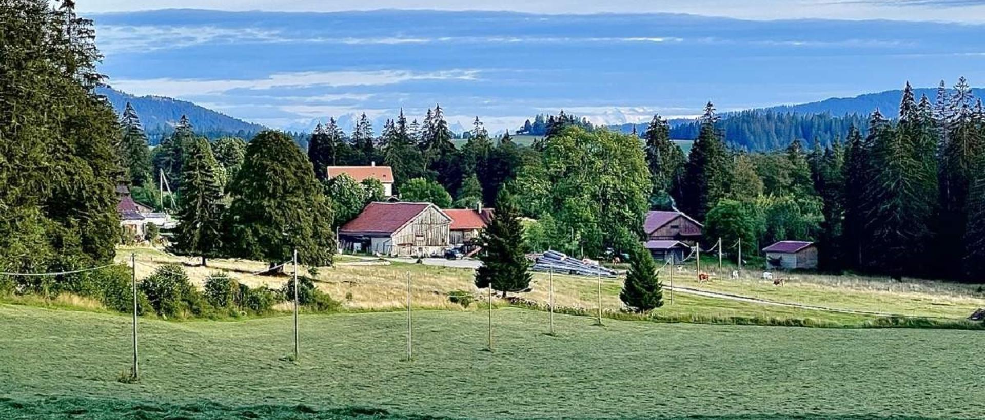 Paysage des Grands-Cernets dans le Jura suisse sur la route GTJ au Val-de-Travers