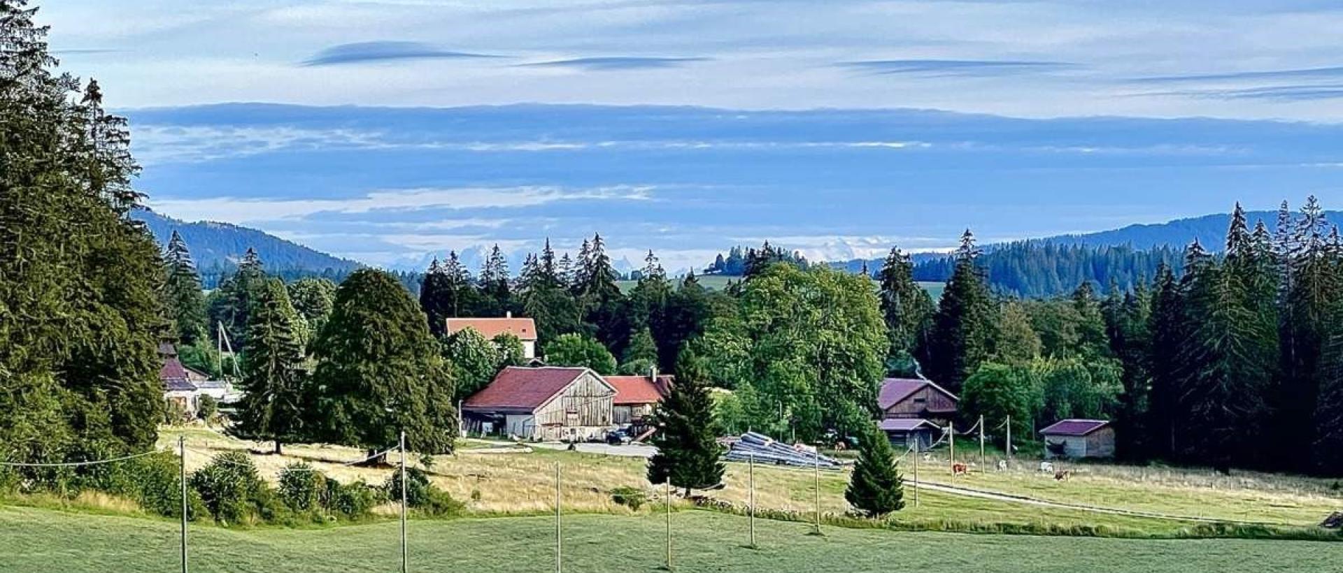 Paysage du Jura suisse les Grands Cernets proche de l'Hôtel 
