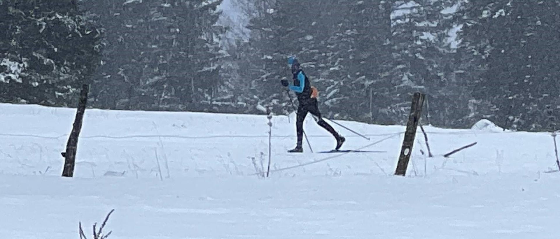 Skieur nordique dans un paysage hivernal aux Cernets, Val-de-Travers dans le Jura neuchâtelois