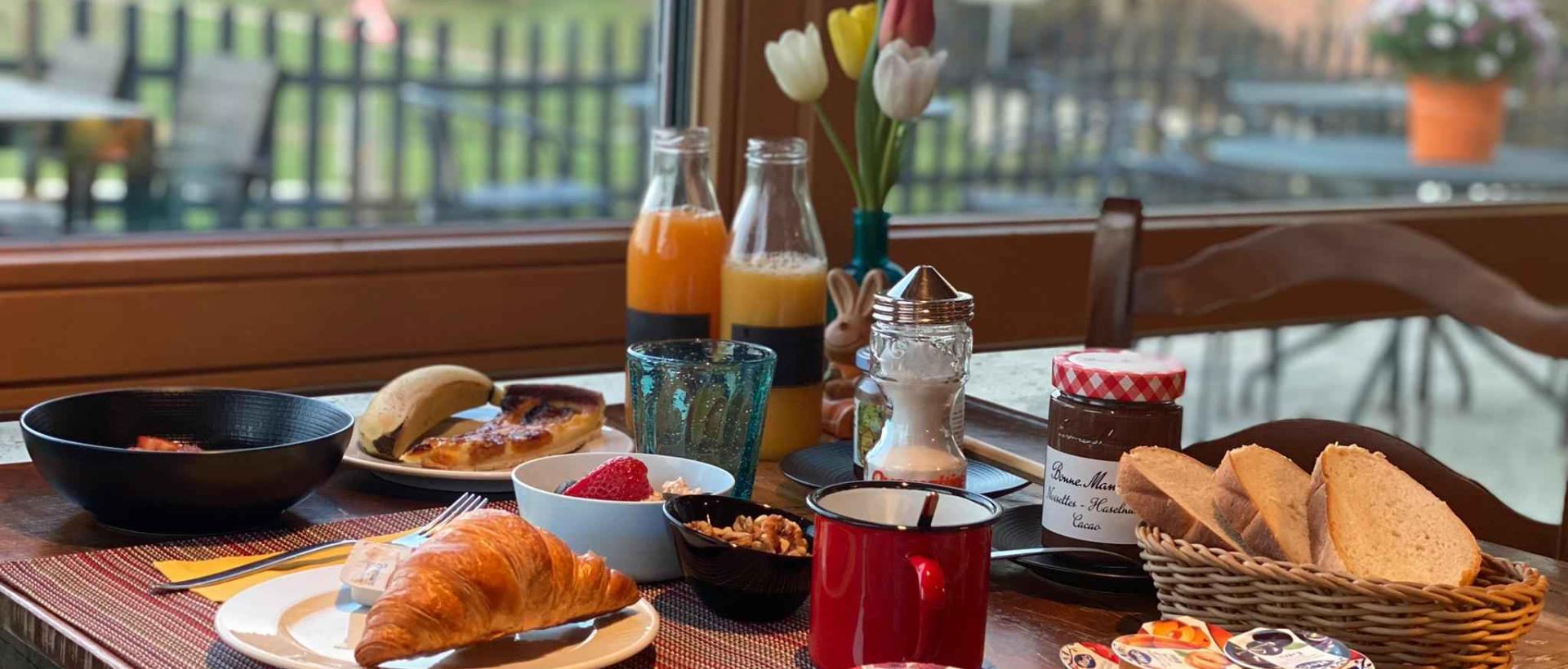 petit-déjeuner avec vue sur le jardin aux Cernets, hôtel restaurant au Val de Travers dans le Jura suisse