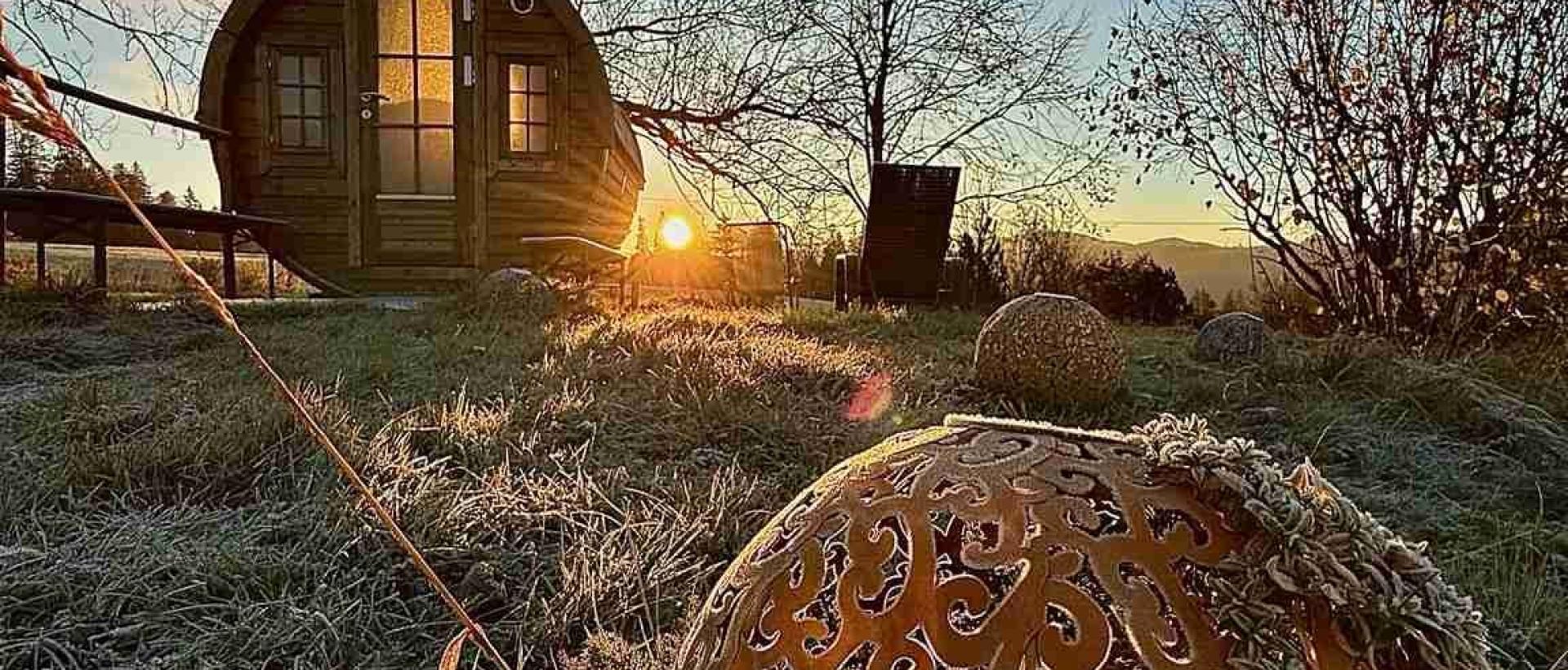 Pod Tiny house hiver soleil Les Cernets Val de Travers Hôtel 