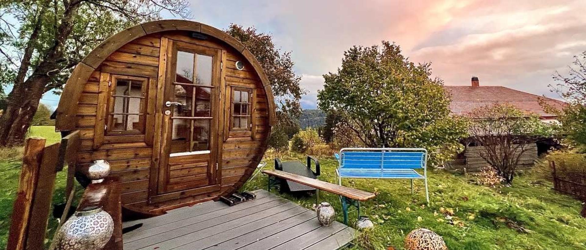 Tiny House en pleine nature au lever du soleil aux Cernets dans le Val-de-Travers Jura suisse