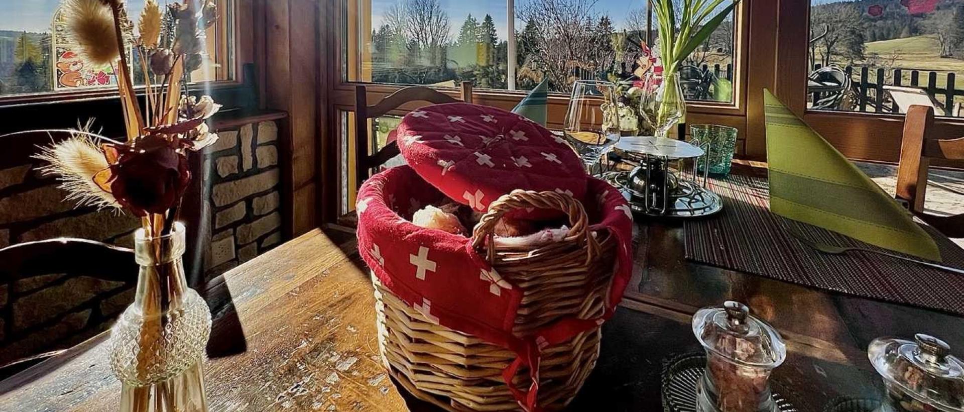 Fondue traditionnelle servie au restaurant Les Cernets dans le Val-de-Travers Jura suisse