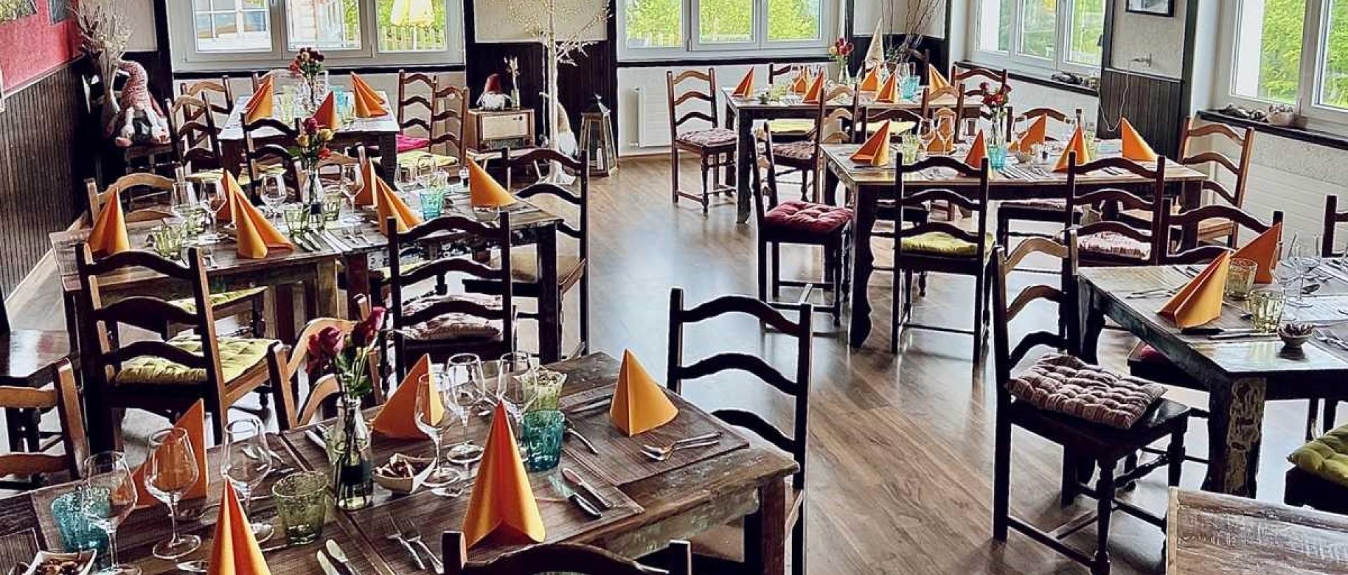 Salle à manger chaleureuse au restaurant Les Cernets dans le Val-de-Travers ambiance authentique