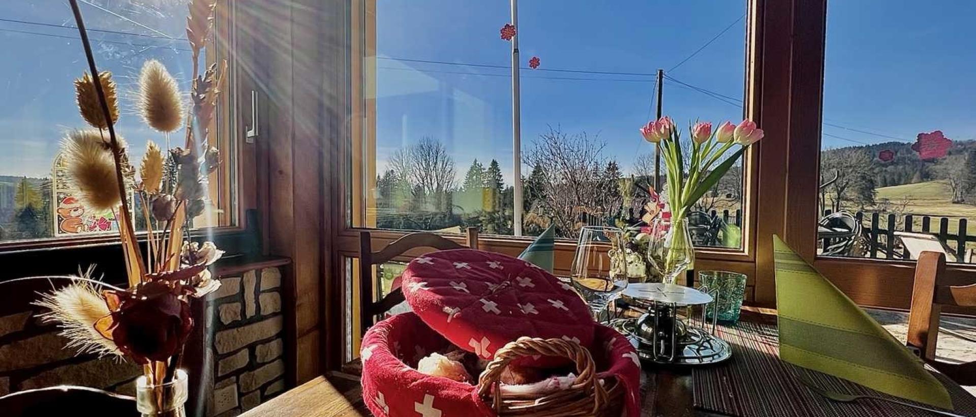 Fondue traditionnelle restaurant Val de Travers Les Cernets Jura suisse