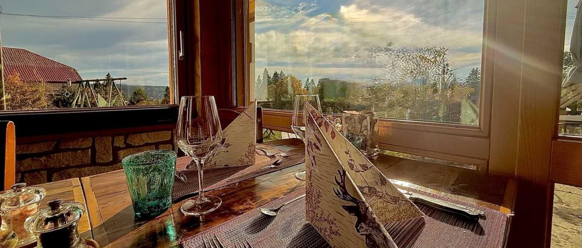 Vue sur le coucher du soleil depuis un restaurant dans le Val-de-Travers Jura suisse