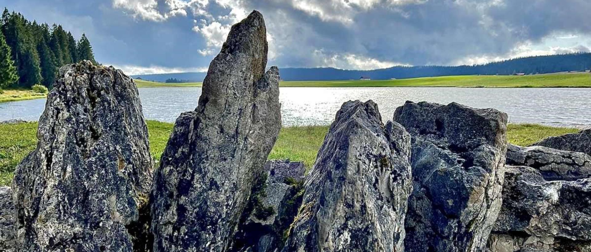 Rochers au Lac des Taillères Vallée de la Brévine Val de Travers