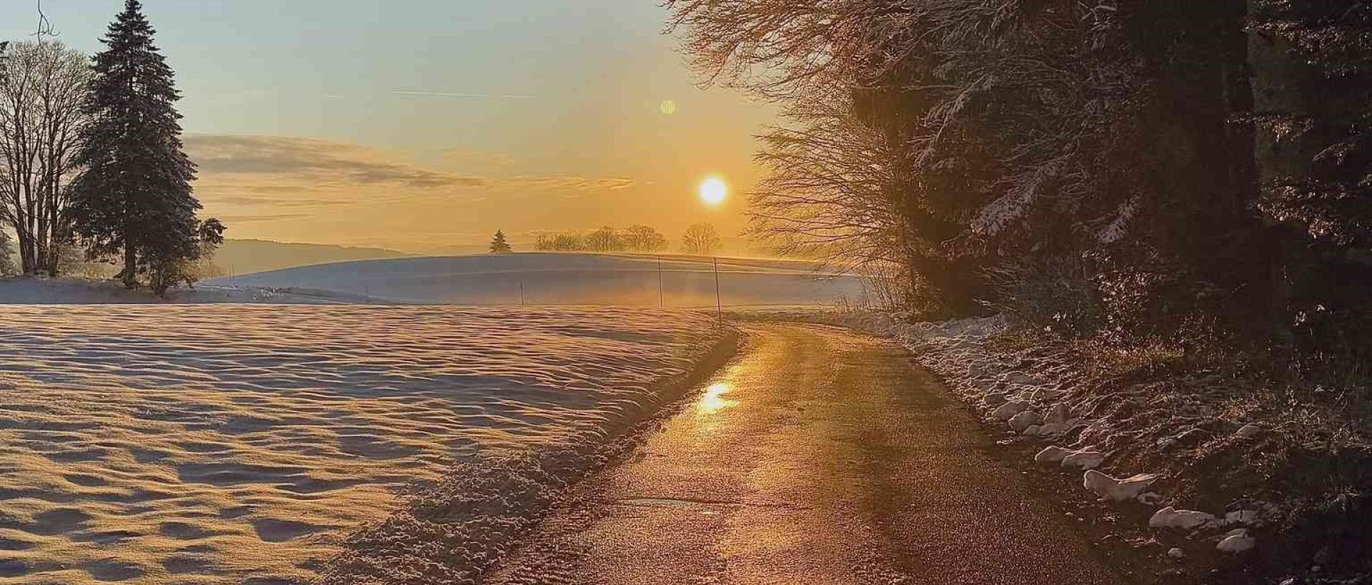 route neige val de travers jura suisse coucher de soleil