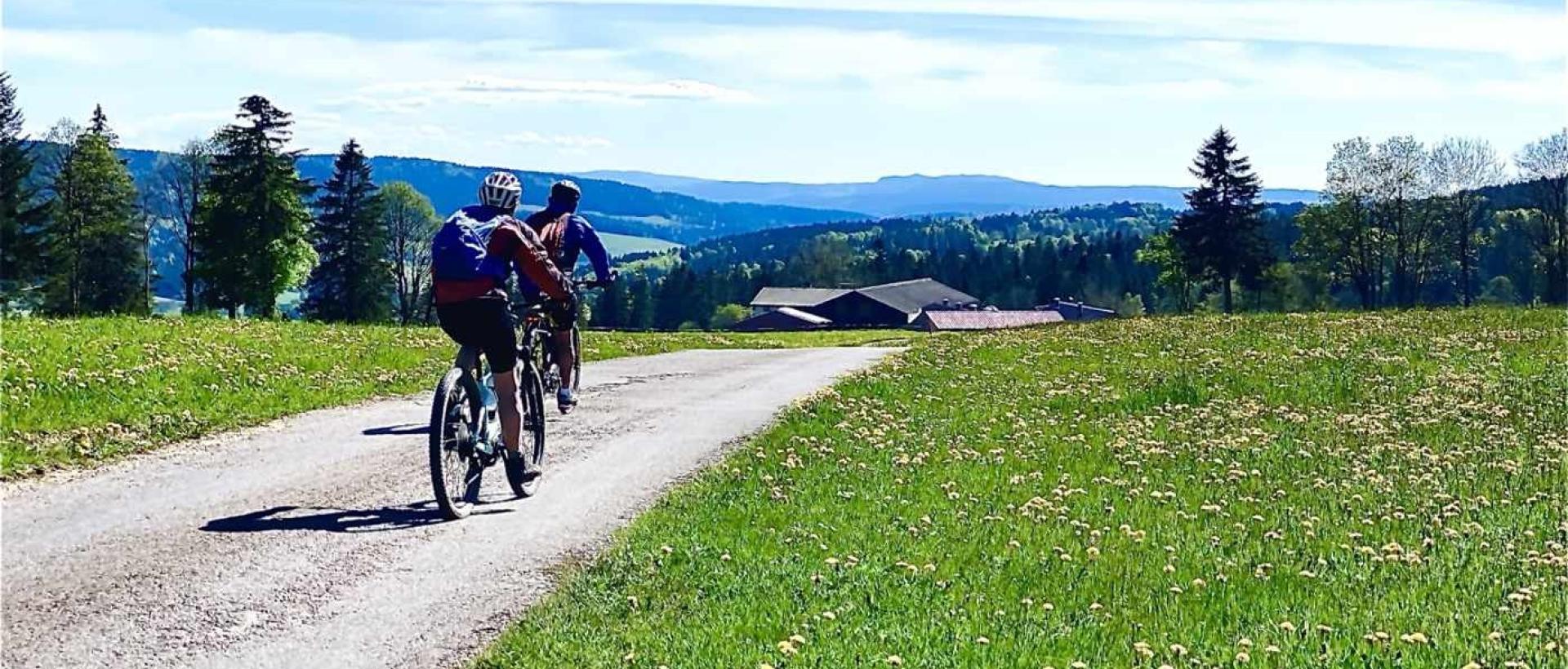 Itinéraire VTT sur la GTJ GR5 au Val-de-Travers proche de l'Hôtel Les Cernets