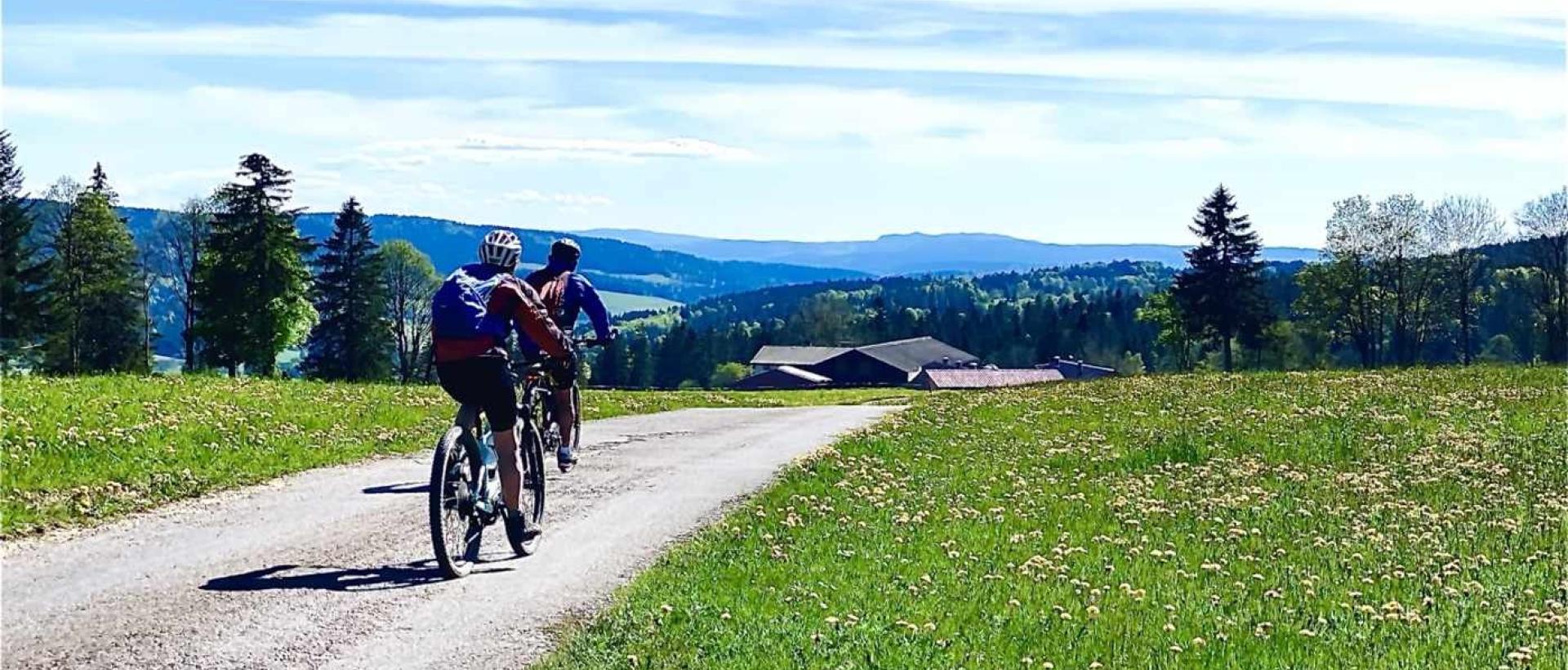 Itinéraire VTT sur la GTJ-GR5 près de l'Hôtel Les Cernets au Val de Travers Jura suisse