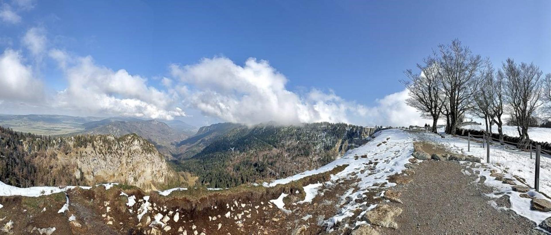 Sentiers du Creux du Van hiver randonnée proche de l'Hôtel Les Cernets Val de Travers