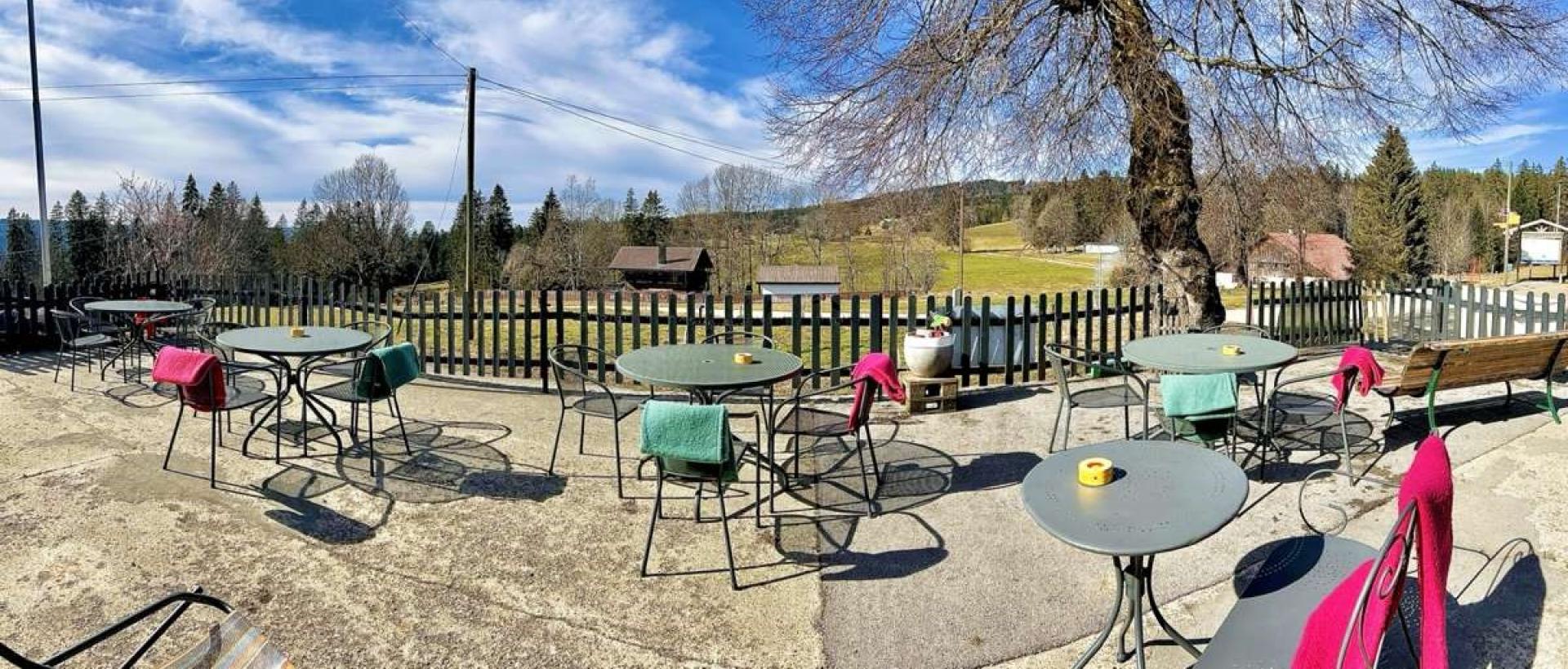 Terrasse de l'Hôtel Les Cernets en été au Val-de-Travers dans le Jura suisse