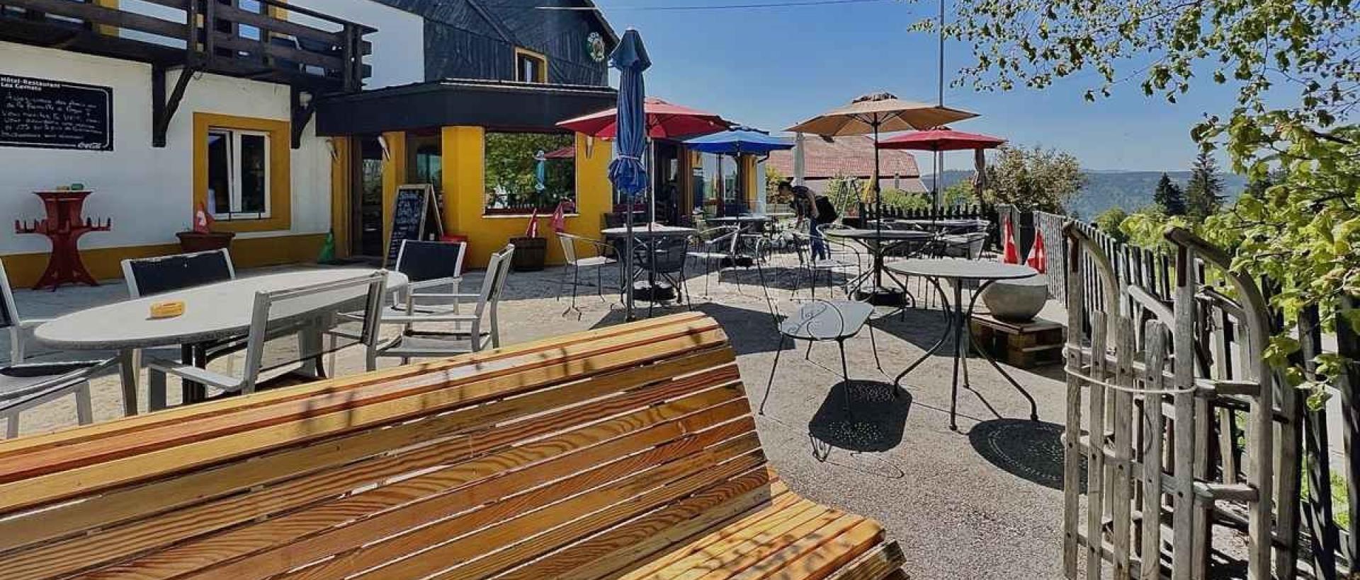 Terrasse du restaurant Les Cernets dans le Val-de-Travers cadre nature 