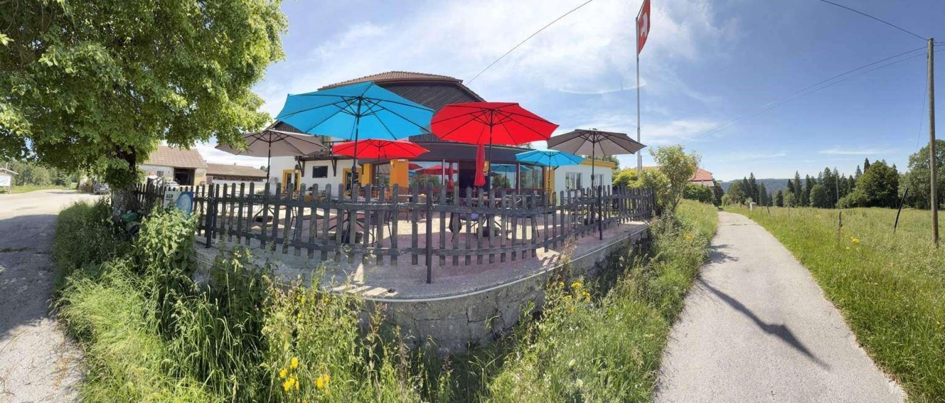 Terrasse avec vue sur la nature du Jura suisse à l'Hôtel Les Cernets au Val de Travers