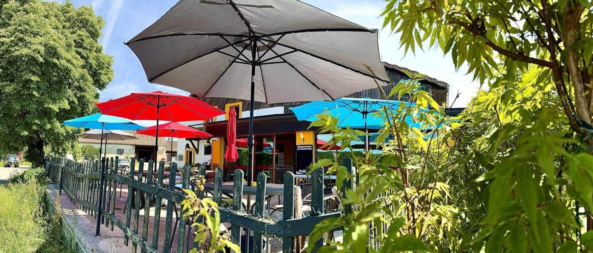 Terrasse du restaurant en été dans le Val-de-Travers Jura suisse cadre nature