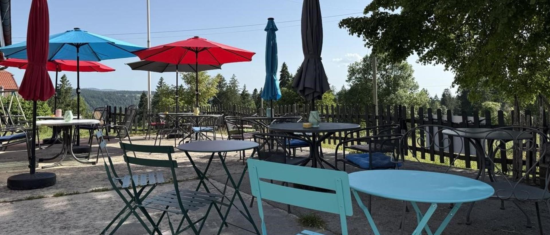Terrasse nature de l'Hôtel Restaurant Les Cernets au Val de Travers