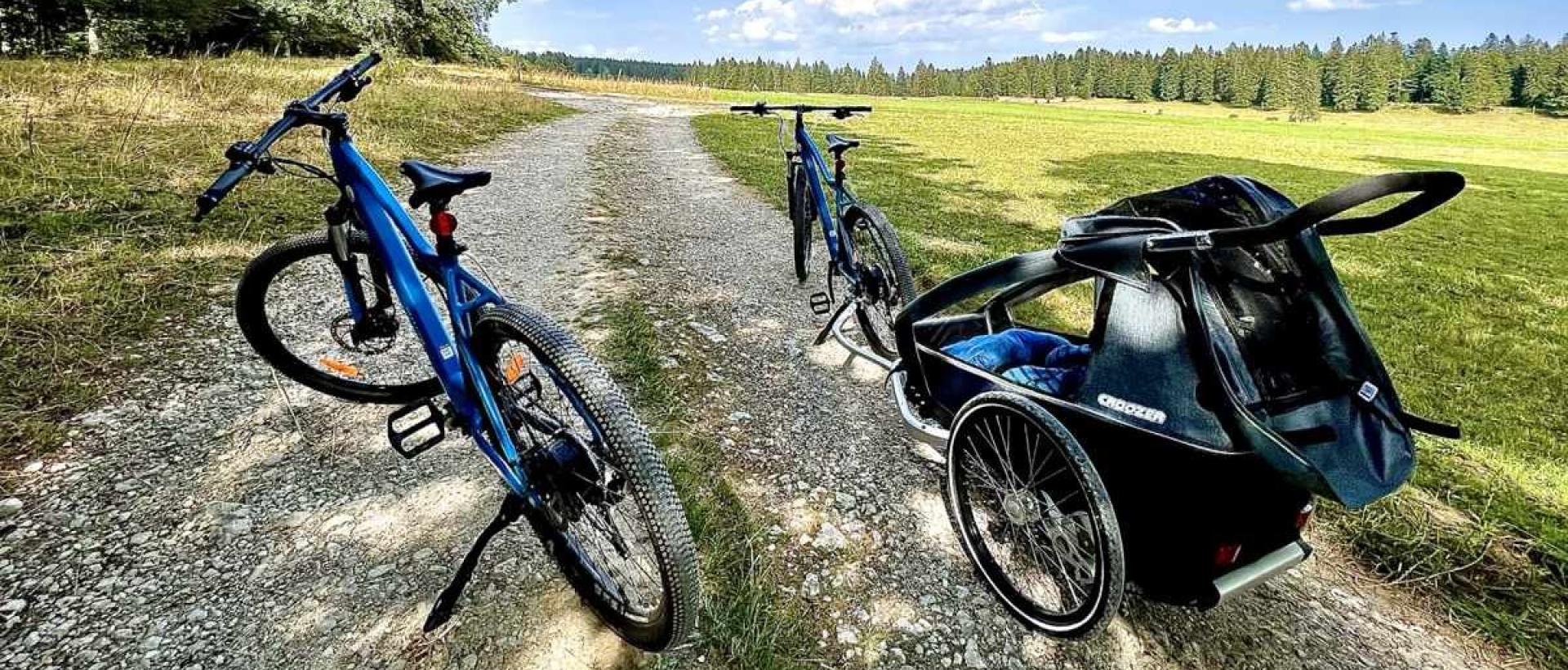 VTT famille route d'accès à la Brévine Val de Travers près de l'Hôtel Les Cernets