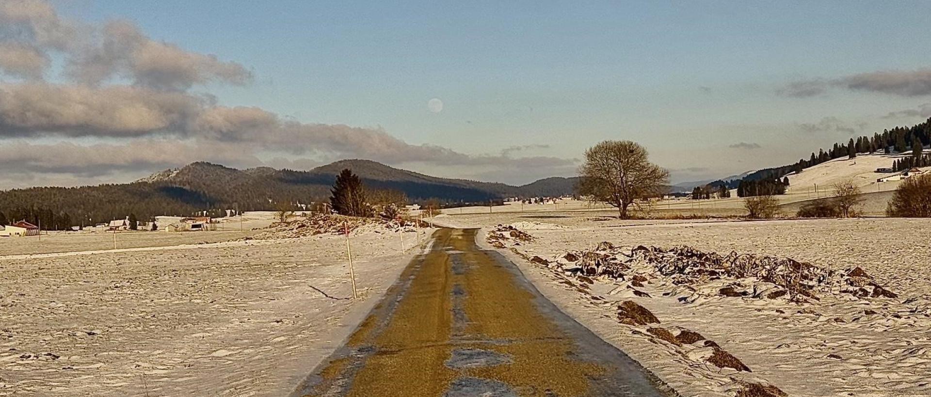 Chemin de randonnée et VTT familial sur la GTJ dans la vallée de la Brévine près de l'Hôtel Les Cernets dans le Jura suisse