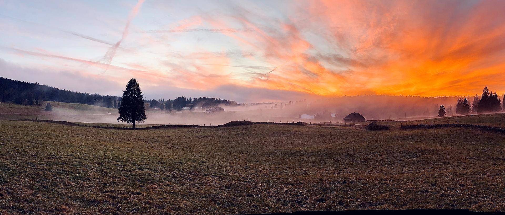 Panorama sur les pâturages de la Brévine au coucher de soleil dans le Val de Travers, Jura suisse, proche de l'Hôtel Restaurant Les Cernets