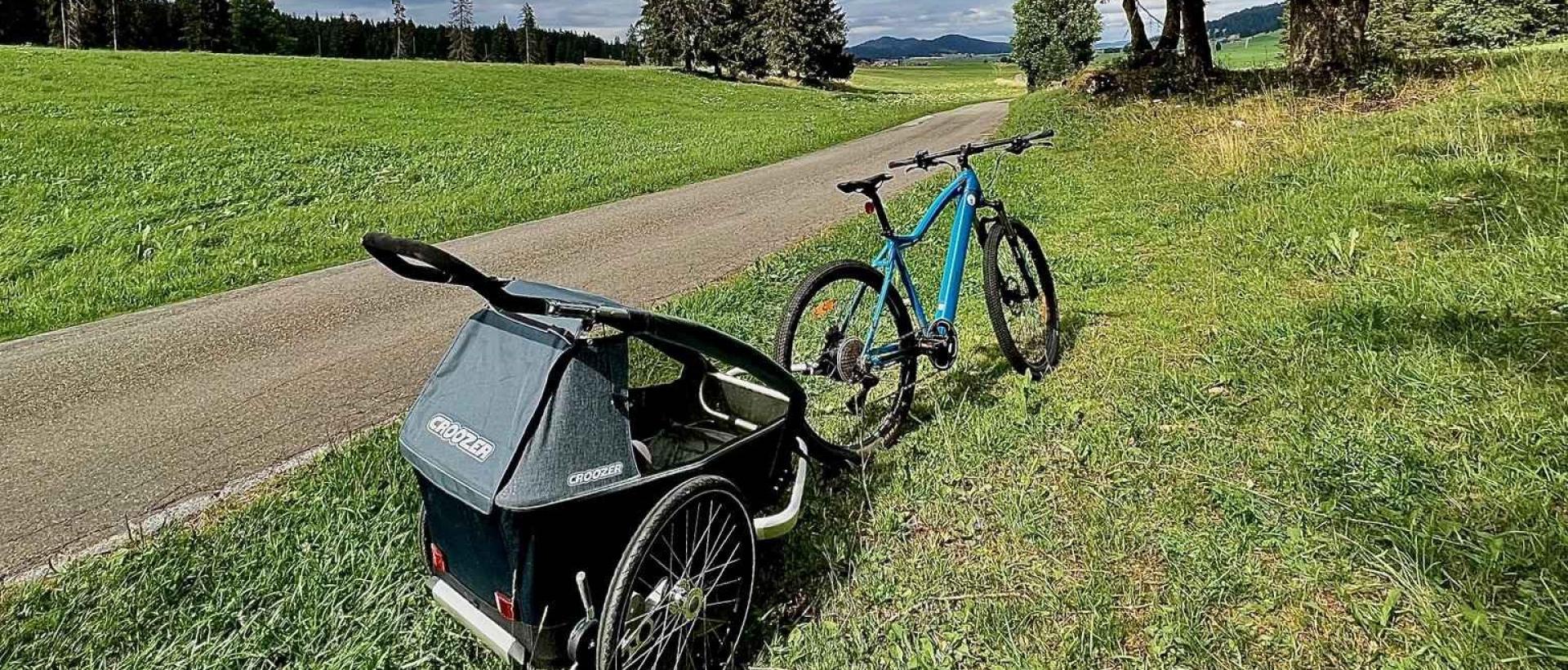 Parcours VTT dans la vallée de la Brévine sur un chemin proche de l'Hôtel Les Cernets Jura suisse
