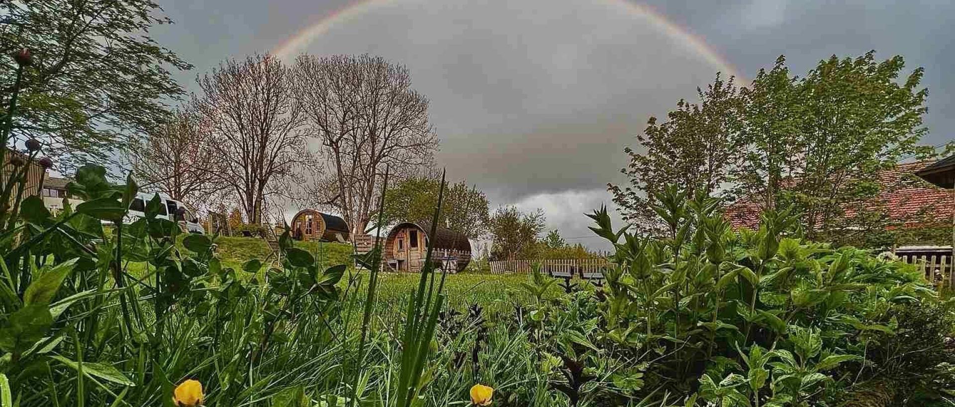 Arc-en-ciel au dessus des Pods et du jardin dans le Jura suisse