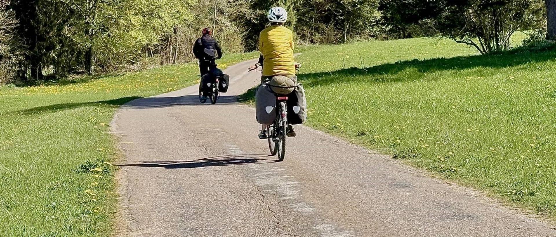 Cyclistes en VTT sur un chemin du Val de Travers dans le Jura suisse près des Cernets