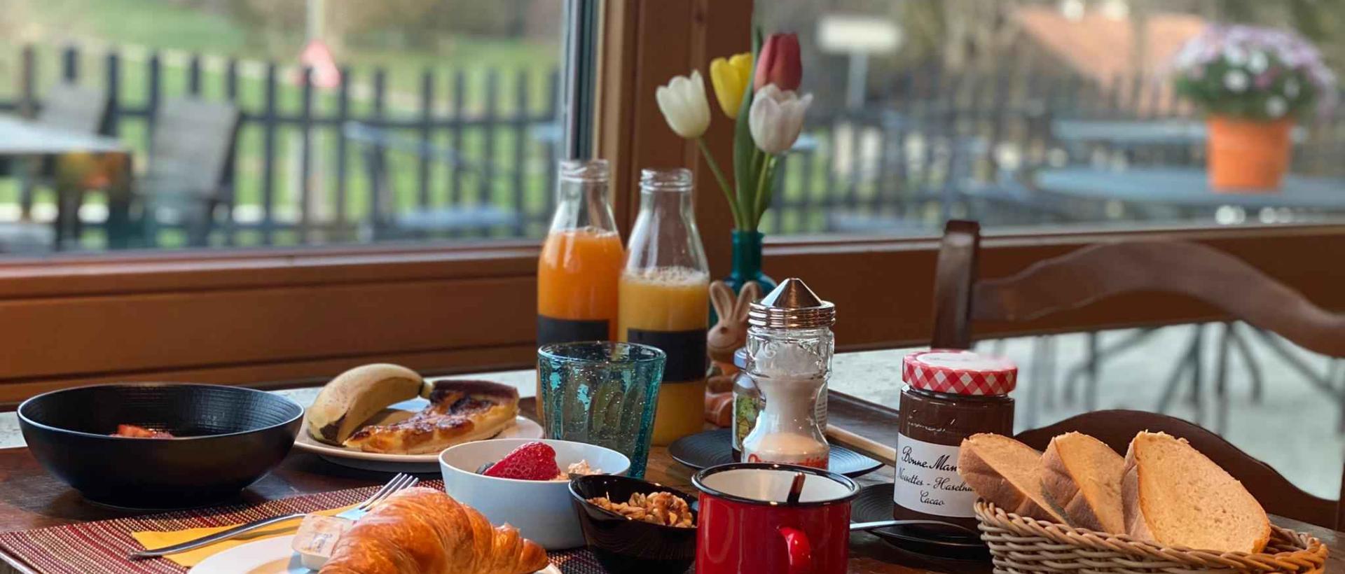 Petit déjeuner avec vue sur le jardin aux Cernets dans le Jura suisse, séjour nature et détente