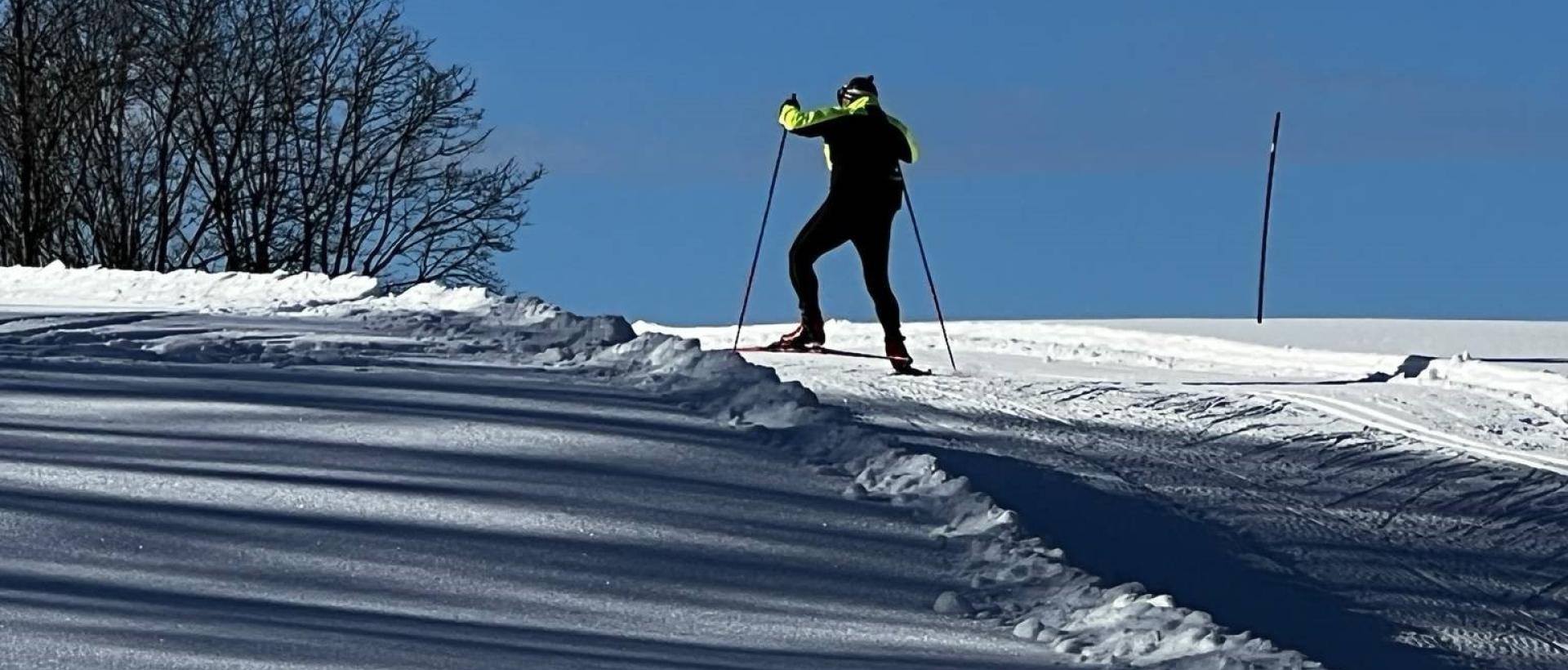 Ski nordique sur les plateaux enneigés du Val de Travers près de l'Hôtel Les Cernets