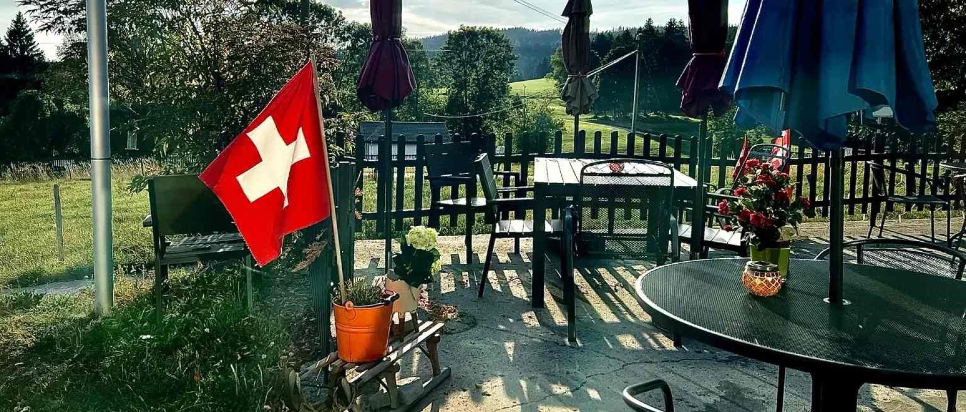 Terrasse du Restaurant Les Cernets avec vue sur les paysages du Jura suisse et du Val-de-Travers