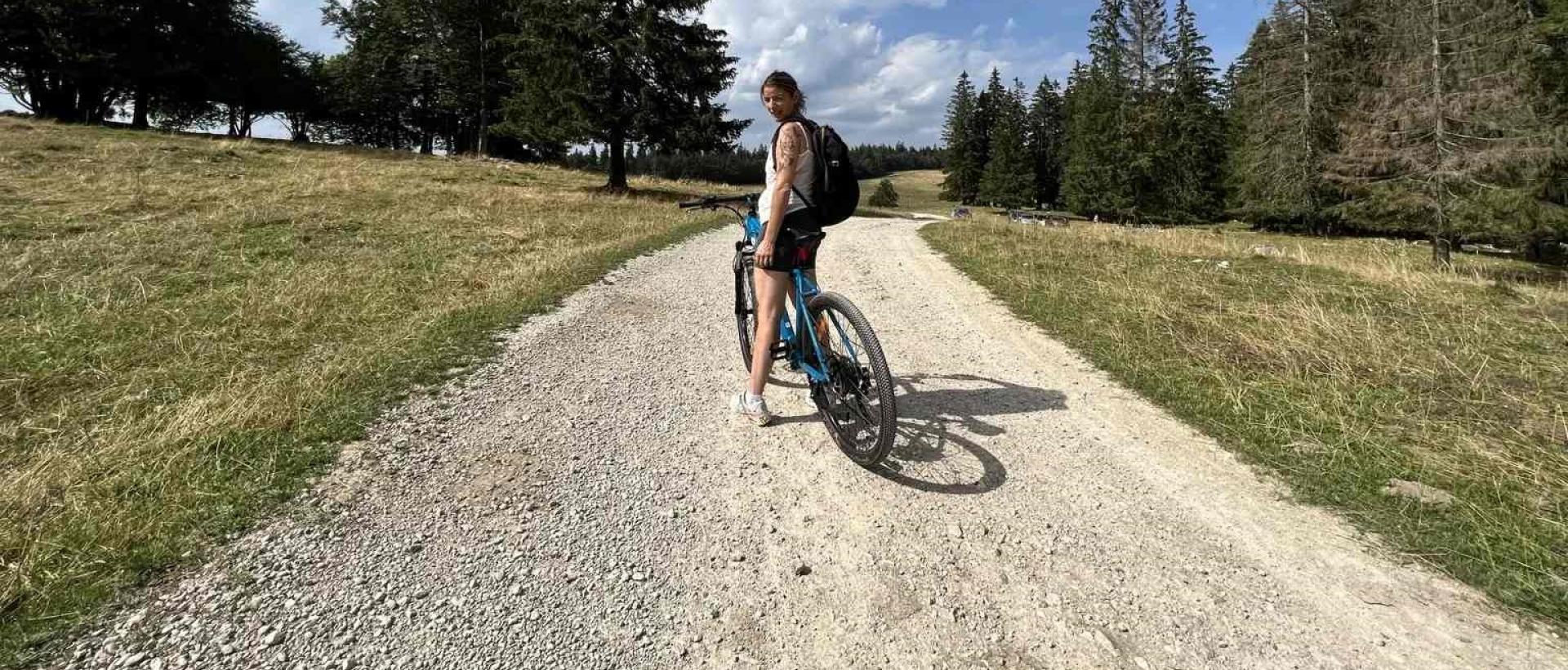 Balade en vélo ou VTT gravel dans les paysages autour des Cernets dans le Jura suisse