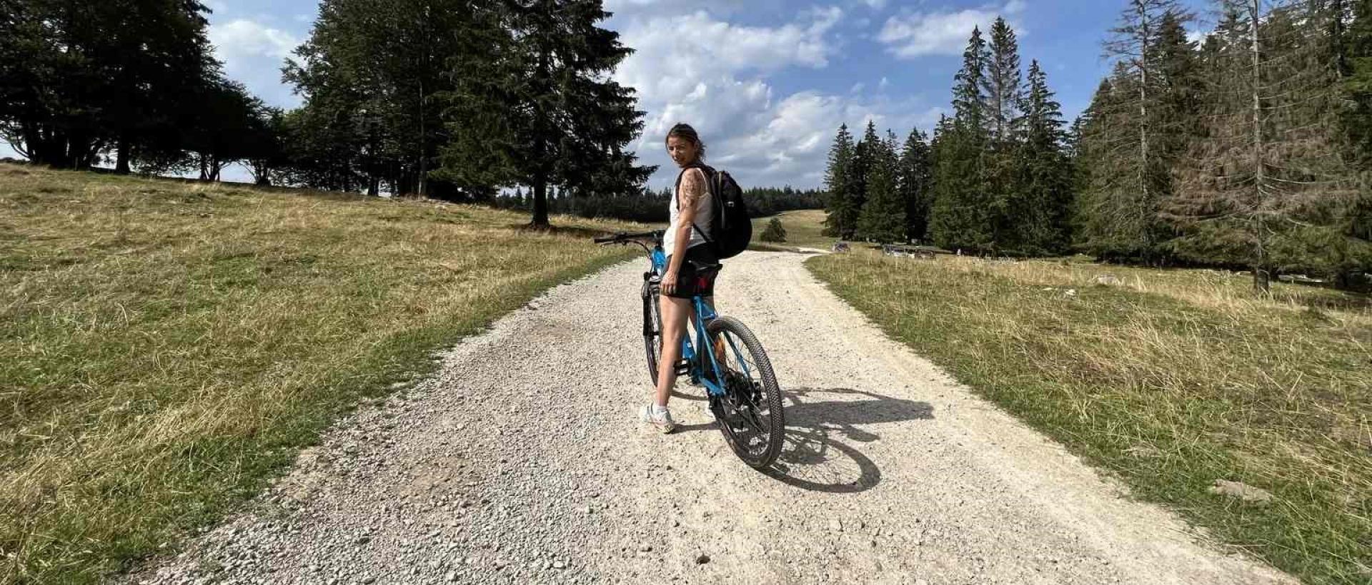 Balade en vélo ou VTT gravel dans les paysages autour des Cernets dans le Jura suisse