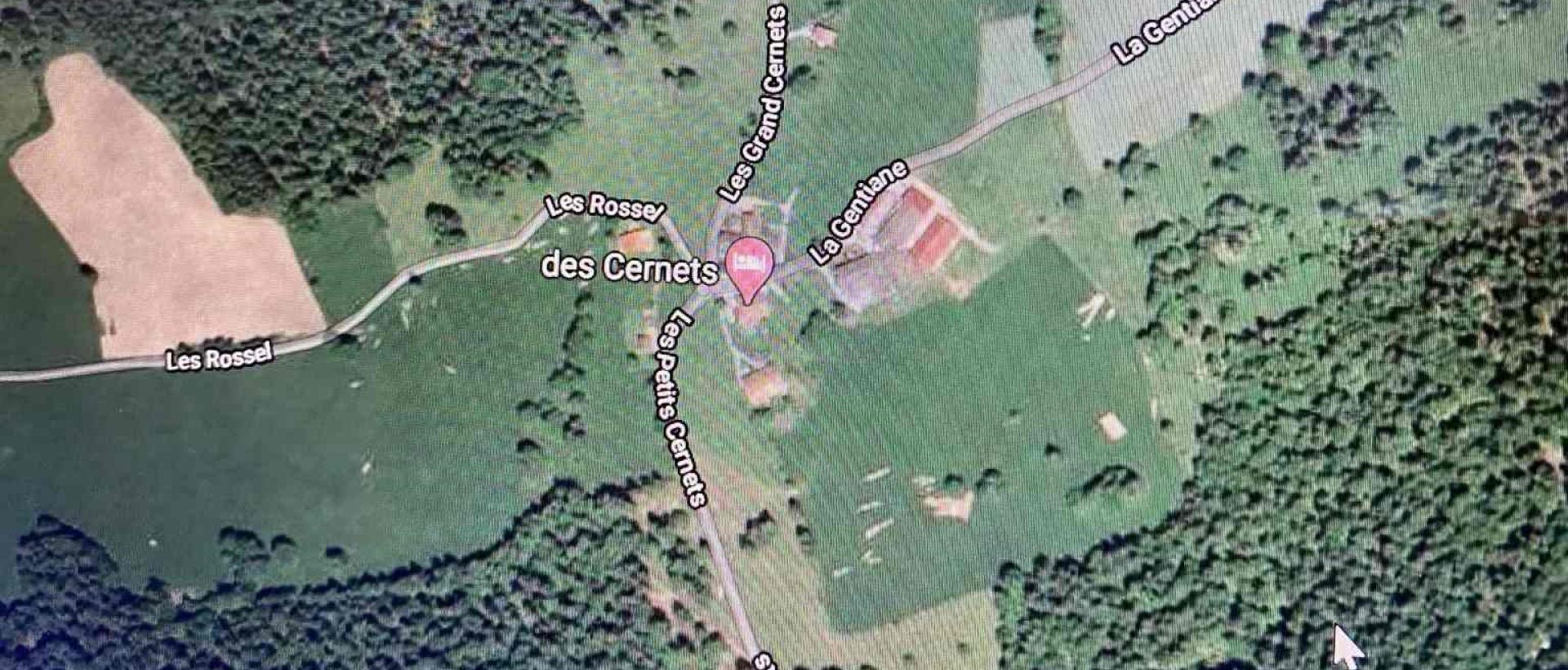 Vue aérienne du hameau des Cernets dans le Val-de-Travers au coeur du Jura suisse