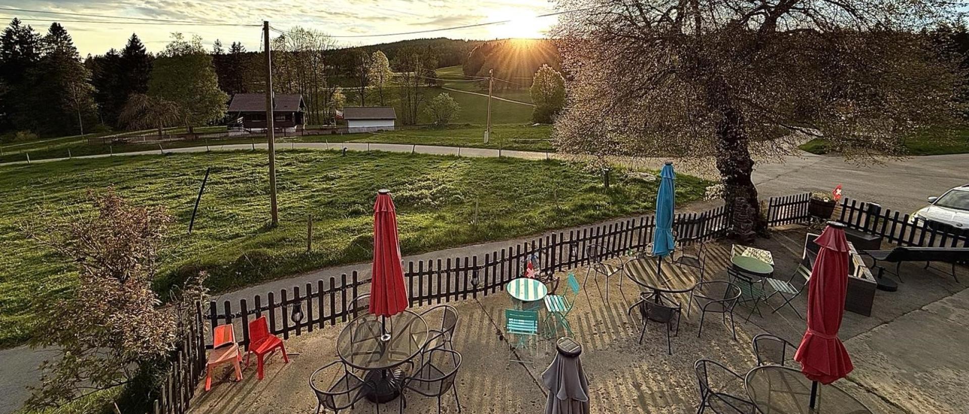Vue de la terrasse de l'Hôtel Les Cernets aux Verrières dans le Val de Travers avec environnement naturel du Jura suisse