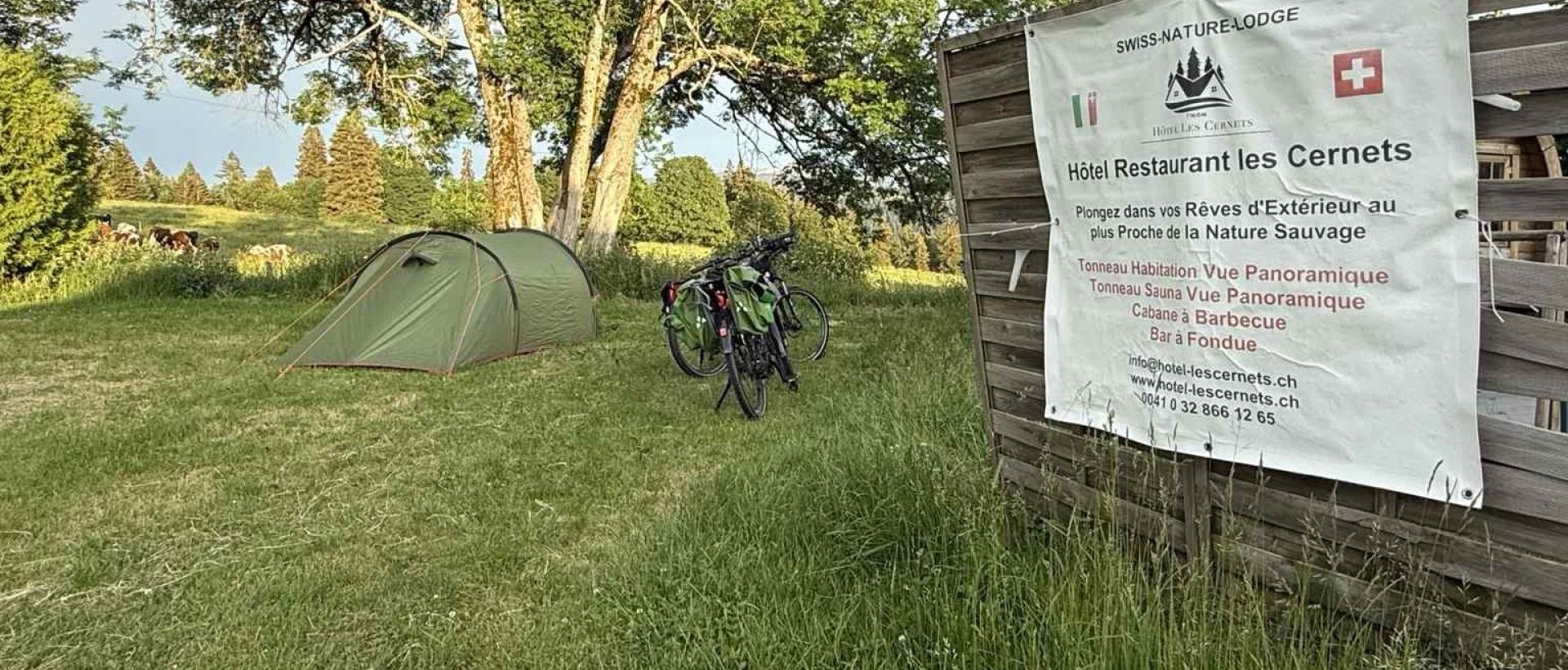 Tente et vélos de randonnée aux Cernets sur les itinéraires GTJ et Jura suisse dans le Val de Travers