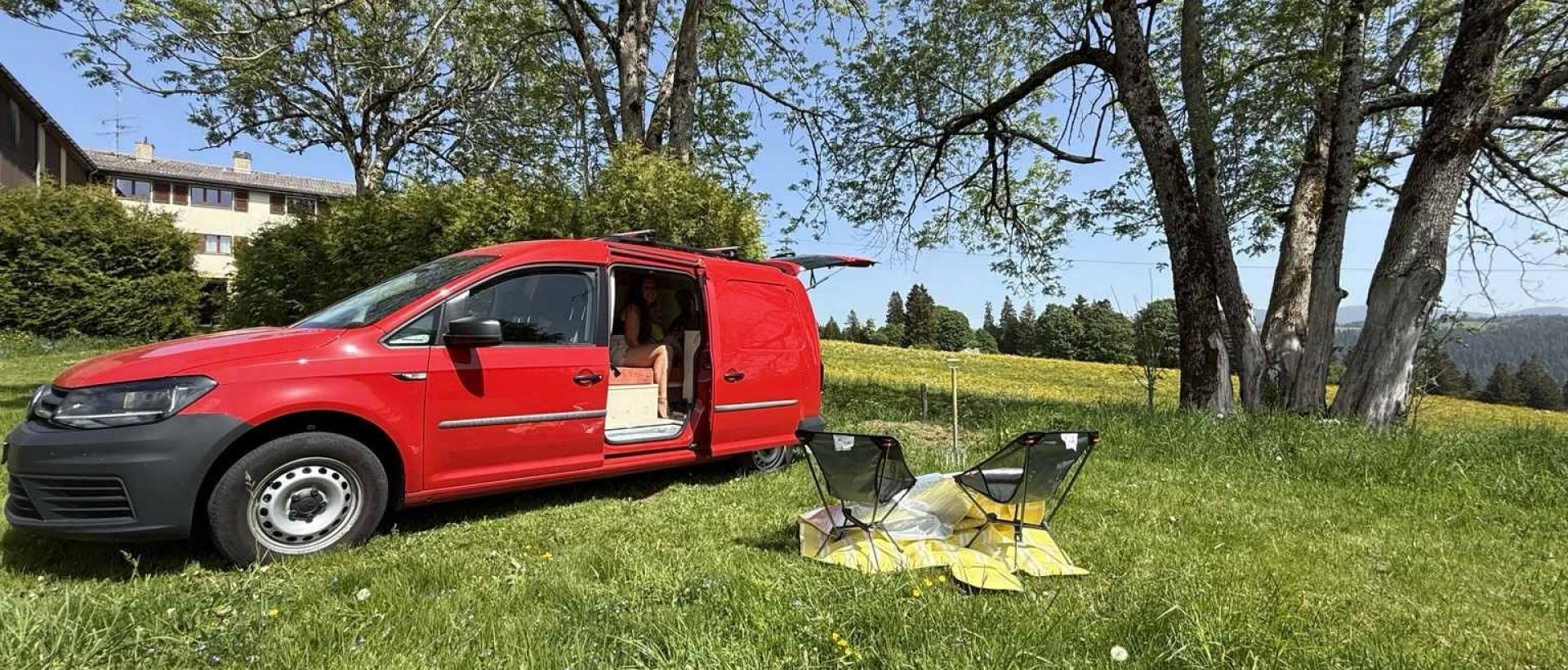Vanlife en zone verte d'accueil à l'Hôtel Les Cernets dans le Jura suisse