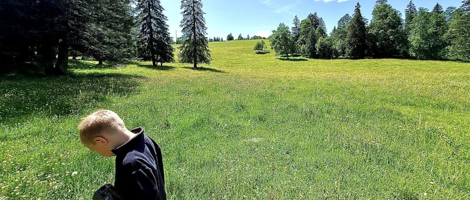 Famille découverte d'une prairie aux Cernets dans le Val de Travers