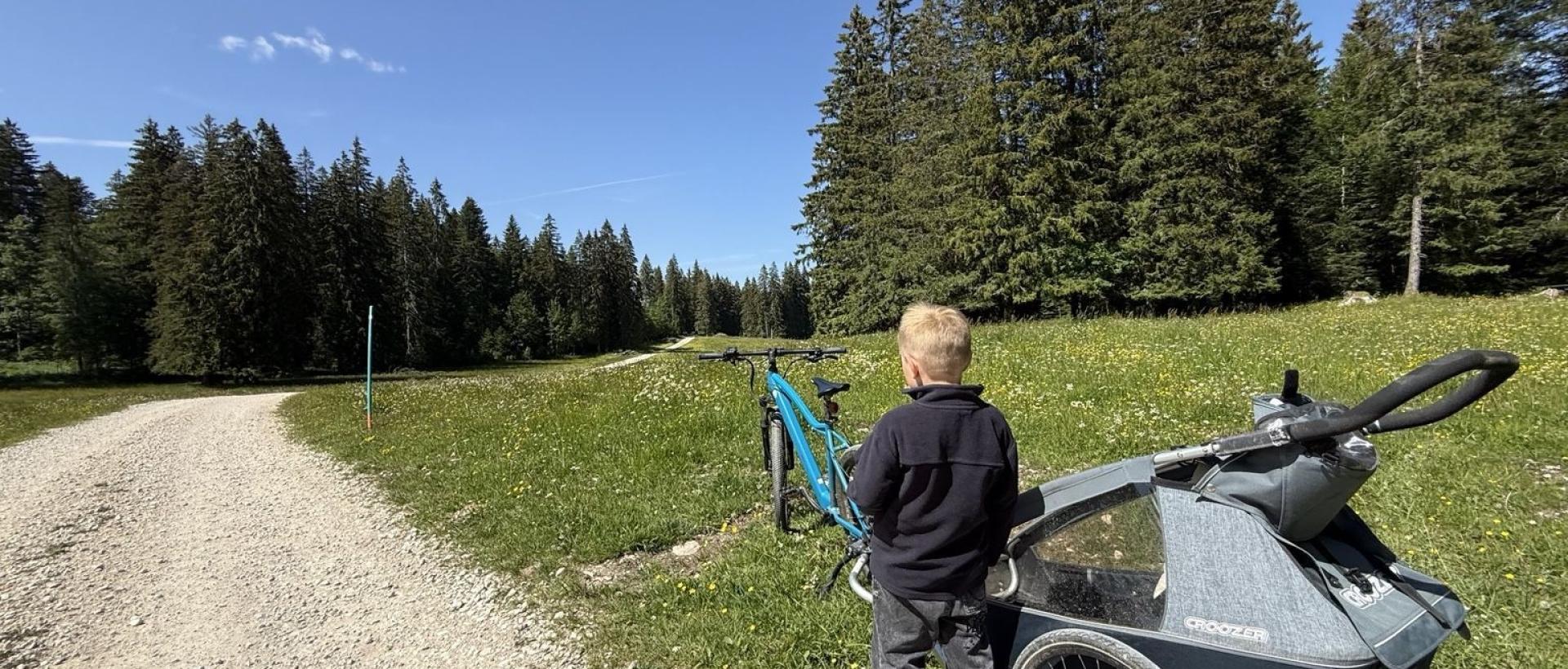 Enfant au bord d'une piste de Gravel aux Cernets dans le Jura neuchâtelois