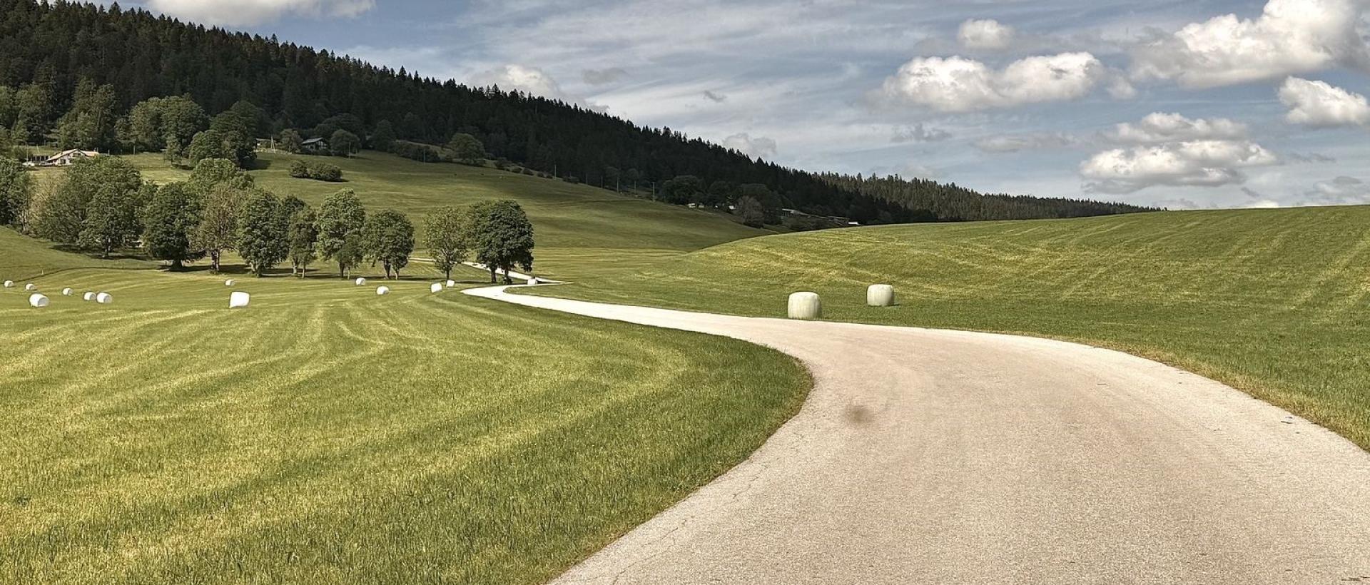 Route panoramique les Cernets, champs, bottes de foins, nature dans le Jura neuchâtelois