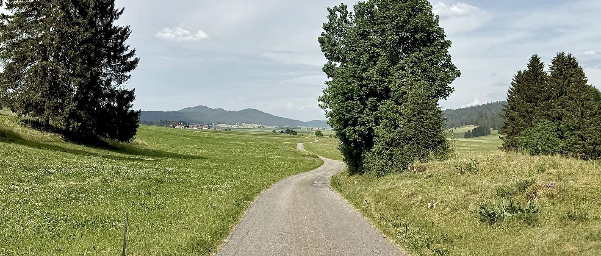 Route de la vallée de la Brévine dans le Jura neuchâtelois proche des Cernets