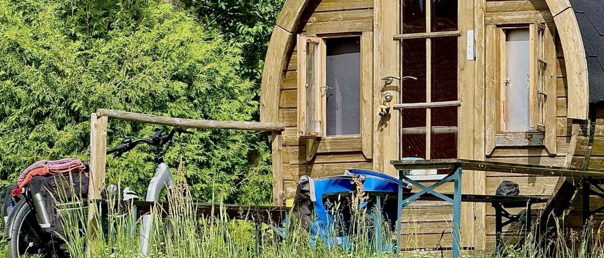 Tiny House de l'Hôtel Les Cernets avec vélo électrique dans le Jura suisse, proche de la GTJ et du Lac des Taillères