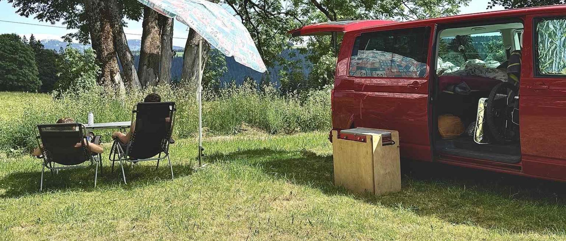 Van aménagé stationné aux Cernets dans le Val de Travers, aire nature pour voyageurs vanlife et camping-car dans le Jura suisse