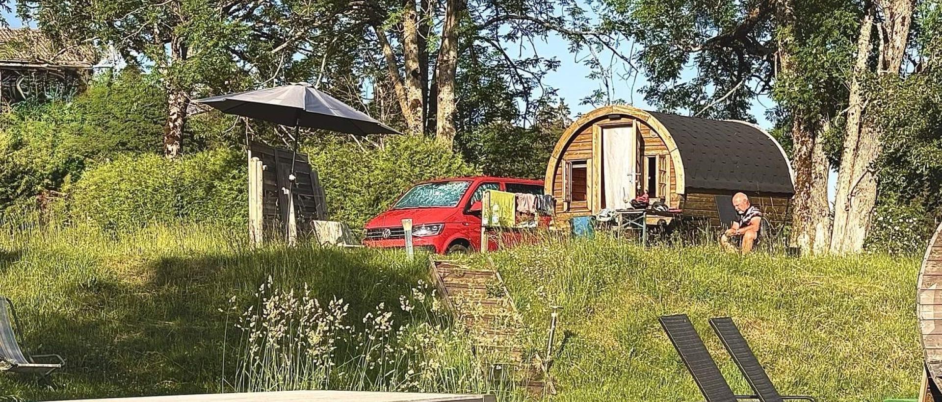 Van aménagé stationné aux Cernets avec hébergement nature et espace détente dans le Val de Travers