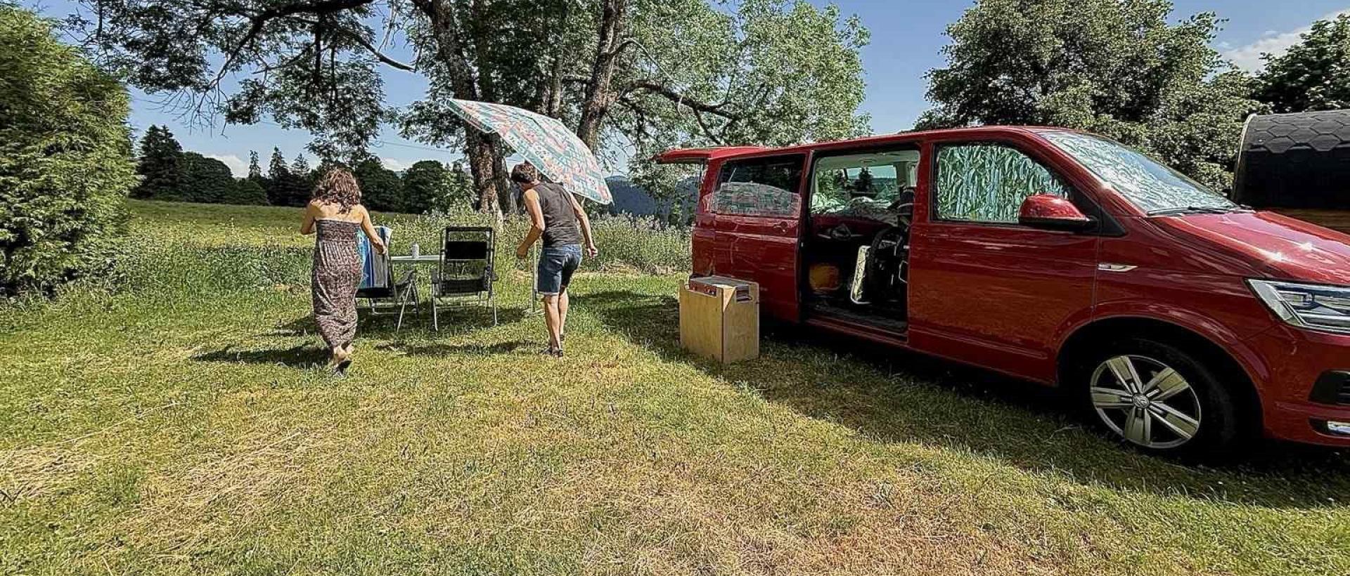 Voyageurs en van aménagé profitant d'un séjour nature aux Cernets près du lac des Taillères dans le Val de Travers