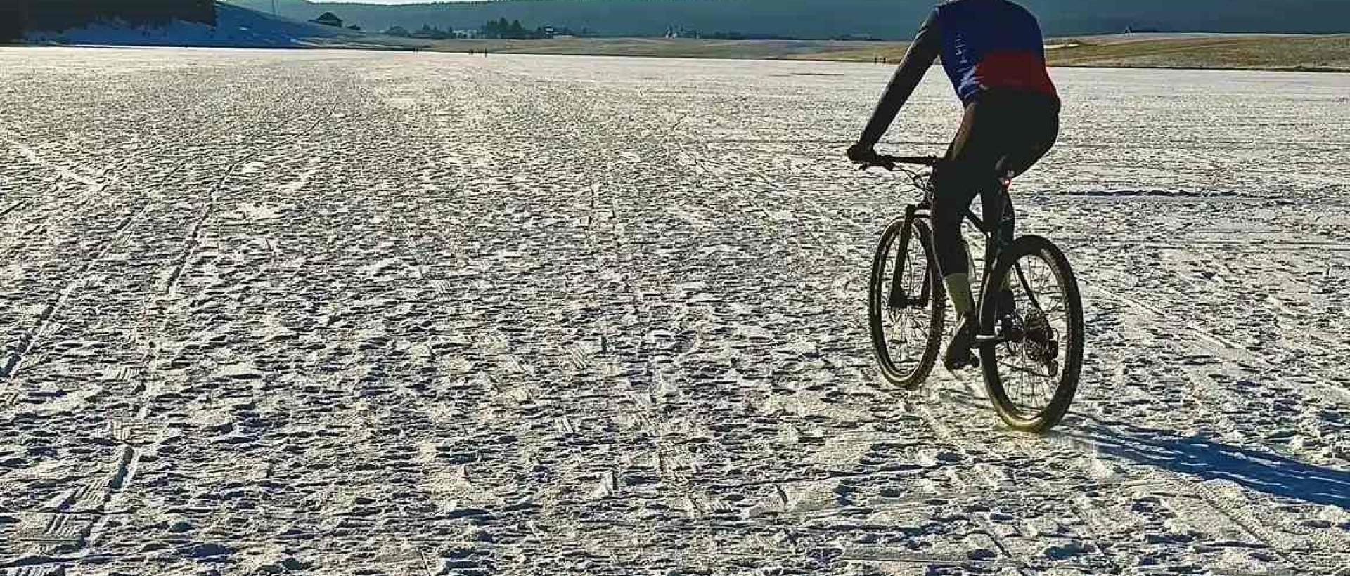 VTT sur glace au Lac des Taillères dans le Val de Travers