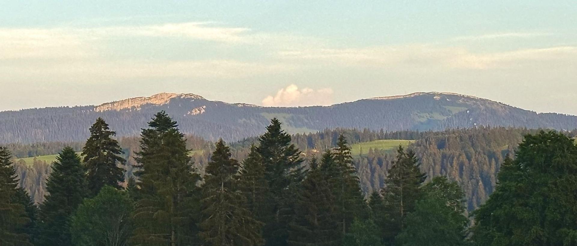 Vue du Chasseron depuis l'Hôtel Les Cernets dans le Val de Travers