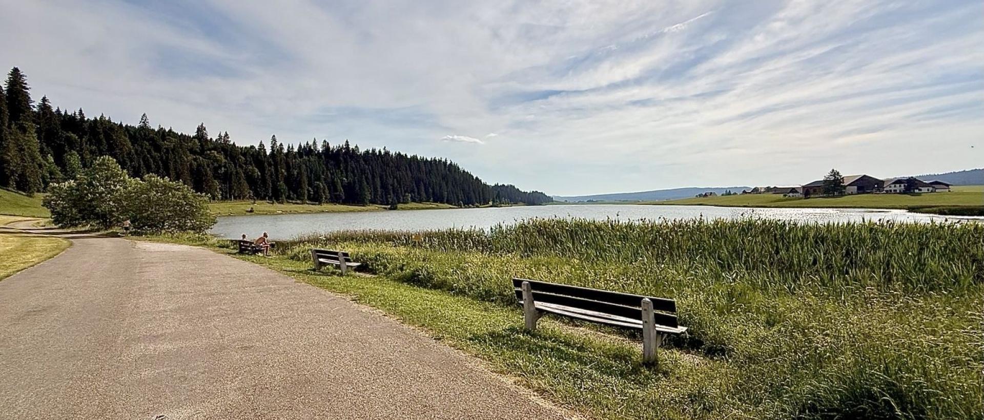 Vue panoramique du Lac des Taillères dans les montagnes neuchâteloises