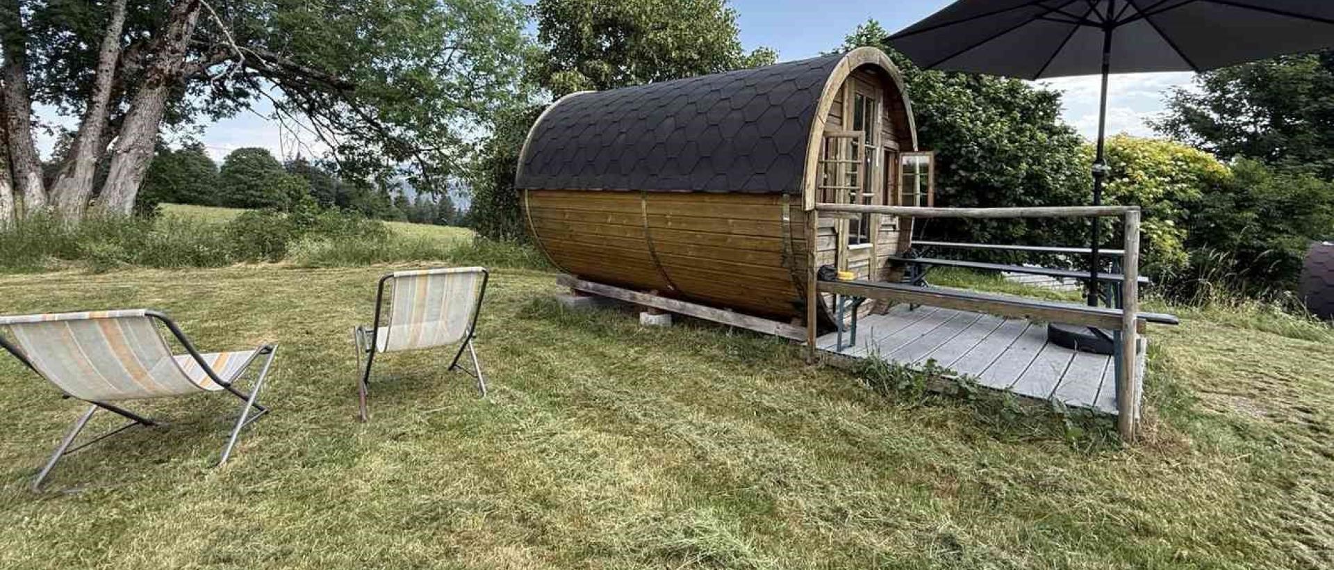 Hébergement insolite Pod de l'Hôtel Restaurant Les Cernets au coeur du Jura suisse, dans le Val de Travers, avec terrasse et environnent naturel