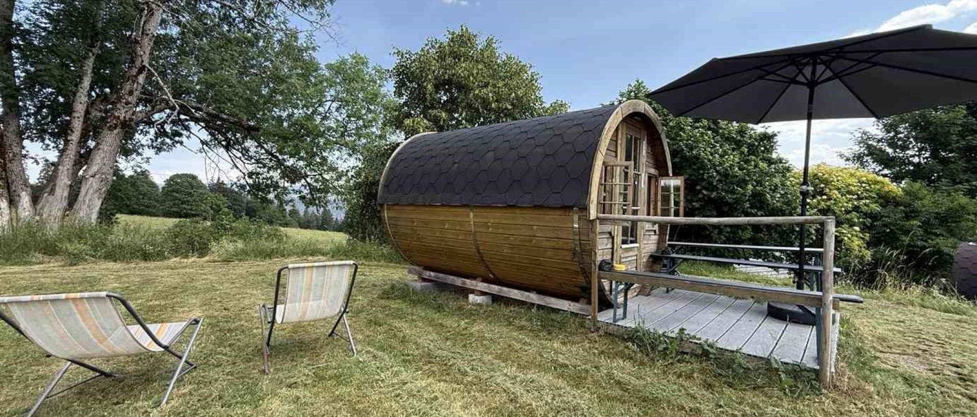 Hébergement insolite Pod de l'Hôtel Restaurant Les Cernets au coeur du Jura suisse, dans le Val de Travers, avec terrasse et environnent naturel
