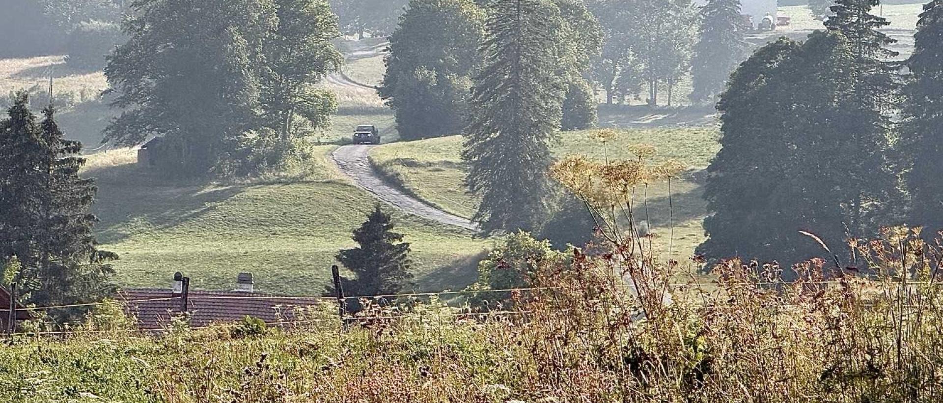 Route panoramique traversant les paysages des Cernets dans le Val de Travers, point de randonnée et découvertes du Jura suisse