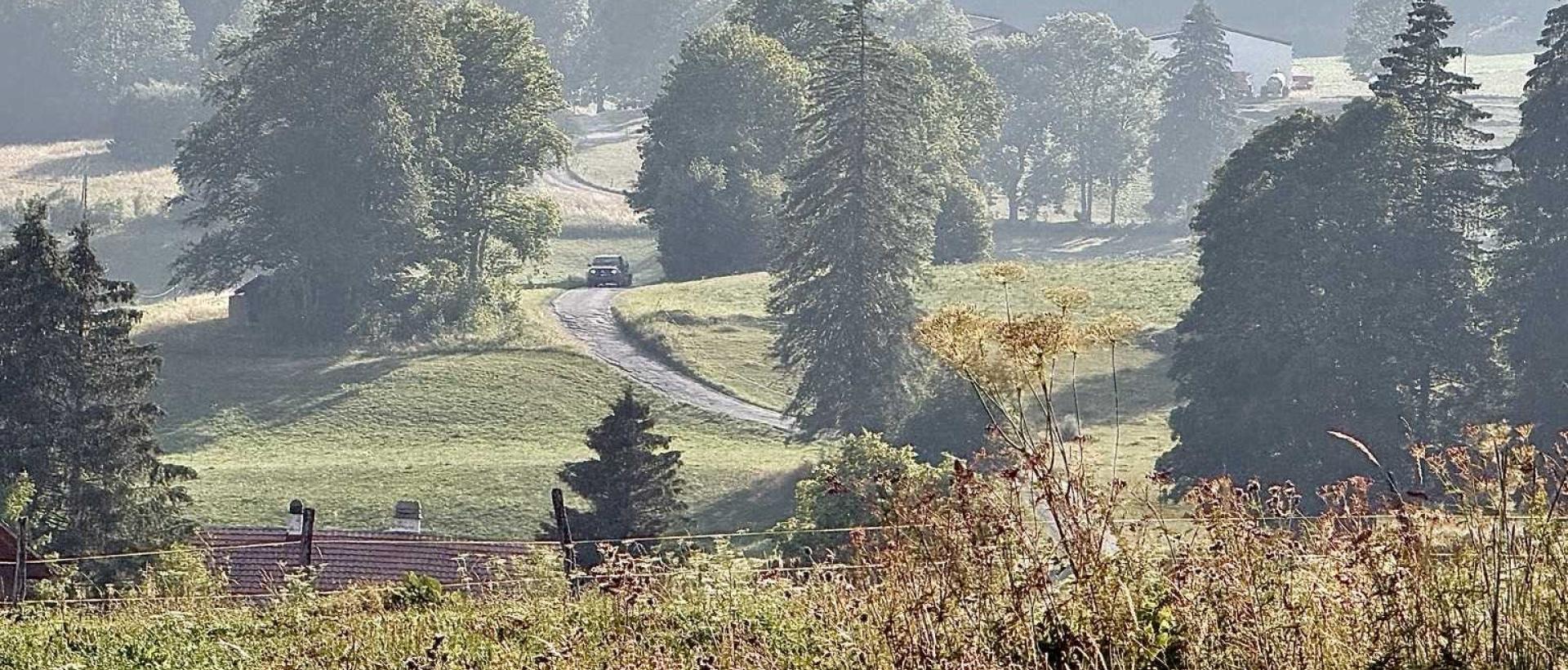 Route panoramique traversant les paysages des Cernets dans le Val de Travers, point de randonnée et découvertes du Jura suisse